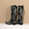 2023 Nuevas Botas de Cuero Bordadas Puntiagudas Europeas y Americanas con Pedrería Cremallera Lateral Botas de Alta Moda Tacón Medio Grueso Zapatos de Mujer Botas de Comercio Exterior