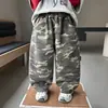 Roupas de Outono para Meninos Calças 2026 Novo Estilo Frescas e Estilosas Calças Camufladas de Outono para Crianças Calças Longas Casuais Infantis Estilo Coreano