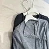 Cárdigan Suave de Lyocell Tencel con Botones y Borde Fruncido para Mujer, Adelgazante, Estilo Pura Pasión, Top Petite Corto de Manga Larga, Primavera 2026
