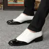 Sapatos Masculinos de Couro Apontados Estilo Britânico Esculpido para Primavera e Outono, Tamanho Grande, Sapatos Brogue Masculinos, Sapatos Casuais Estilo Coreano Venda por Atacado