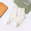 Calcetines blancos pequeños y frescos para mujer, bonitos calcetines japoneses JK con rosas, calcetines finos de algodón de moda de mediados de otoño para primavera y otoño.