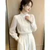 Elegante camisa de cuello alto estilo francés para la primavera 2026, blusa blanca única y nueva de manga larga estilo corte.