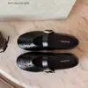 Versão em Pele de Ovelha do Mesmo Estilo dos Novos Sapatos de Salto Único Vazados em Estilo Francês 2026 da Mom Grape para Mulheres, Sapatos Mary Jane Perfurados com Uma Tira