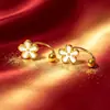 Brincos de flor tridimensional simples de luxo leve de nicho para mulheres, brincos versáteis de temperamento, brincos dourados de alto padrão, aço titânio, atacado