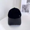 Boné de Baseball Vintage com Aba de Camurça e Retalhos para Mulheres, Chapéu de Sol Casual Versátil para o Inverno com Design que Afina o Rosto