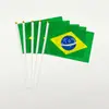 Banderas de mano con mástil en stock transfronterizas de todo el mundo, hechas a medida según su diseño, Banderas coloridas de poliéster para la Copa del Mundo de EE. UU.-Canadá-México