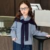 Traje de estilo occidental de estilo coreano para niñas 2025 para niños medianos y grandes, camisa a rayas, pantalones vaqueros rectos de pierna ancha de imitación de dos piezas, conjunto de tres piezas