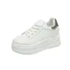 Zapatos casuales cómodos y ligeros, plataforma 2026, elegantes zapatos blancos para mujeres petite, suela gruesa que aumenta la altura, nuevo modelo versátil para primavera y otoño