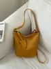 Bolso de axila tejido de patrón retro de nicho, bolso tipo cubo para mujer, nuevo bolso de hombro cruzado de gran capacidad popular de moda 2026