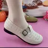 Zapatos de Tela Nuevos Estilo Old Beijing Primavera/Verano 2026 para Mujer, Zapatos de Malla Ultraligeros, Superficie de Malla Transpirable, Suela Suave Antideslizante, Zapatos para Madres de Edad Media y Mayores