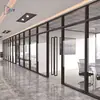 Divisória de Vidro para Sala de Conferências Parede de Vidro Temperado à Prova de Fogo Edifício de Escritórios Alumínio Insonorizado Porta de Divisória de Vidro Panorâmica de Camada Única