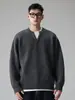 Suéter de punto para hombre de otoño con cuello en V de dos piezas, suéter casual de manga larga con un toque de alta gama, top versátil y de corte holgado