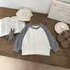 Conjunto de Duas Peças para Bebê Menino Primavera e Outono Hoodie Color Block para Bebê e Criança Pequena Conjunto de Calça Longa com Botões Jeans Casual de Perna Larga para Criança Pequena