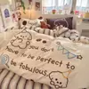 Juego de Cuatro Piezas de Toalla de Gasa Arrugada, Sábana y Funda de Edredón Bordadas, Ropa de Cama de Dibujos Animados Lindos, Juego de Tres Piezas para Estudiantes, Suave y Lisa al Tacto