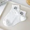 Meias femininas personalizadas bordadas com carinhas sorridentes, meias brancas casuais, respiráveis ​​e confortáveis, ideais para estudantes e esportes. Fabricante de meias.