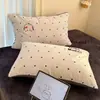 Juego de ropa de cama de cuatro piezas estilo coreano ins de lunares de terciopelo de leche, nueva funda de edredón engrosada de invierno 2026, estilo sábana de cama de vellón de coral