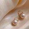 Pendientes de perlas retro de alta gama, sencillos, nuevos, de temperamento ligero, de lujo, con diseño de hebilla para la oreja, joyería pequeña de moda al por mayor