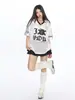 Camiseta Esportiva Retro Americana para Mulheres, Novo Estilo de Verão, Estilo Jersey Color-Blocking, Gola V, Manga Curta, Top Solto Inspirado em Design