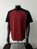Marca Americana High Street Tendência Color Block Patchwork Preto Vermelho Camiseta Manga Curta Unissex Versátil Design Casual Ombreiras Top Tendência