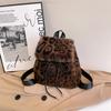 Mochila de Felpa 2025 Nuevo Estampado de Leopardo Moda Bolso Peludo Moderno Infantil Casual Versátil Cordón Mochila Pequeña