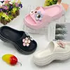 Sandálias Slip-On Aumentadoras de Altura com Solado Grosso Personalizadas de Fábrica para Mulheres, Tamancos, Calçados de Praia, Chinelos Casuais para Casa, Estilo Cartoon, Duráveis