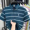 Camiseta de Hombre de Manga Corta de Seda de Hielo Rayada 2026 Verano Nuevo Estilo Logo de Caballo Bordado Bloques de Color Cuello Camisero Polo de Hombre Venta al por Mayor