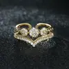 Nuevo Anillo Abierto Dorado de Doble Capa en Forma de V con Diamante Blanco de Huajie, Anillo de Zirconia Incrustada de Micro-Puntos Moderno y Versátil