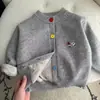 Suéter de tricô infantil de camada dupla espessado com design de cachorro dachshund bordado, cardigã quente e gerador de calor de proteína de seda para o inverno
