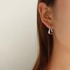 Pendientes de nicho francés con forma de C, finos y redondos, de acero de titanio chapado en oro de 18 quilates, para mujer, venta al por mayor.