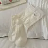 Calcetines hasta la pantorrilla de color blanco lechoso con lazo estilo niña para mujer, calcetines apilados de color claro y suave a rayas con volantes y perlas de cereza