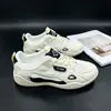 Zapatos de malla casual para mujer con diseño de grulla blanca 2026 nuevos zapatos deportivos de verano ultra-ligeros versátiles de corte bajo planos con tacón cuadrado y diseño calado