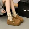 Sapatos femininos plus size 2026, tamanhos 41 a 43, para pés largos, com sola grossa para altura extra, design de cobertura total, estilo slip-on, mocassins inspirados em Birkenstock