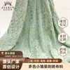 Nuevo tejido de gasa bordado, con un diseño de bordado plano y un delicado patrón floral, creando un estilo elegante y versátil adecuado tanto para ocasiones formales como casuales.
