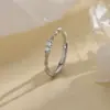 Anillo Sencillo con Giro Cruzado e Incrustación de Diamante, Anillo Brillante Trenzado Entrelazado con Forma de Ola, Anillo de Dedo Índice Ajustable de Moda Estilo Coreano