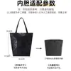 Solo se incluye la bolsa interior - La bolsa exterior no está incluidaSoporte para Bolso de Hombro Blocky de Issey Miyake