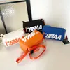 Mochila Color-blocking com Letras e Alça Larga Chegada Nova Primavera 2026 Grande Capacidade para o Dia a Dia Ombro Único Transversal Bolsa Almofada