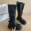 Botas apiladas minimalistas adelgazantes y frescas para mujeres menudas, estilo retro, nuevas botas Martin de otoño con hebilla de cinturón de cuero, tacón de plataforma grueso