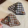 Pinza Triangular Retro Estilo Coreano Piedra de Perro Modelo Nuevo 2026 Pasador de Gama Alta para Moño en la Parte Trasera del Cabello Pinza de Tiburón Accesorio para el Cabello