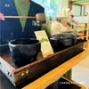 Hot Pot de Carne Famoso na Internet com Fogareiro Cerâmico Único em Formato de Pé e Louças Cerâmicas em Estilo Rústico para Preparação do Hot Pot