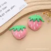 Accesorios de Peluche de Fresa de Dibujos Animados Broche de Fruta Accesorios para Muñecas DIY Colgantes para Joyería, Zapatos y Sombreros Accesorios Decorativos para Bufandas