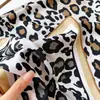 Pañuelo de seda con estampado de leopardo dulce y fresco para cruzar el pecho, bufanda de seda impresa para mujer, impresión digital a doble cara, sarga de seda, bufanda de alta calidad, personalización individual pequeña
