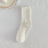 Meias de cano médio de cor sólida para primavera e verão com borda franzida e listras verticais, estilo casual, sem costura, confortáveis e duráveis, projetadas para mulheres