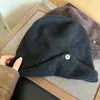 Gorro de Lana Holgado Estilo Coreano Retro con Insignia Metálica para Otoño Invierno 2026 Nuevo para Mujer Cubre Cabeza Cálido Protección contra el Frío Gorro