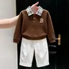 Estilo Coreano Meninos 2026 Outono Nova Chegada Cor Café Suéter de Malha com Letras Camisa Polo Xadrez Infantil Calça Branca de Corte Reto