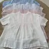 Verano 2026 Nueva Camisa Suelta de Lino Estilo Japonés con Cuello Redondo para Mujer con Encaje Dulce, Estilo Ins para Comercio Exterior