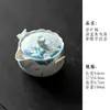 Juego de té de cerámica pintado a mano bajo vidriado azul con motivos de peces y lotos, que incluye un gaiwan, tetera, taza de maestro, taza de té, taza de degustación, quemador de incienso y soporte para tetera