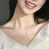 Collar de trébol de cuatro hojas para mujer, diseño versátil, estilo novedoso, cadena de clavícula, nicho ligero, regalo de lujo para el día de San Valentín para el cumpleaños de tu novia.