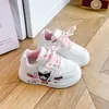 Sapatos infantis para meninas 2026 novo outono tênis esportivos de sola macia para crianças maiores, sapatos brancos de couro infantis com design de desenho animado para meninas