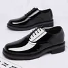 Sapatos masculinos de couro de tamanho grande para exportação, novo modelo outono 2026, sapatos formais de couro brilhante estilo britânico, sapatos para casamento e trabalho do noivo