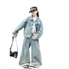Conjunto de mezclilla tie-dye moderno y genial 2026 para niñas, conjunto de dos piezas para primavera y otoño, chaqueta y pantalones de estilo callejero casual holgados, versión coreana